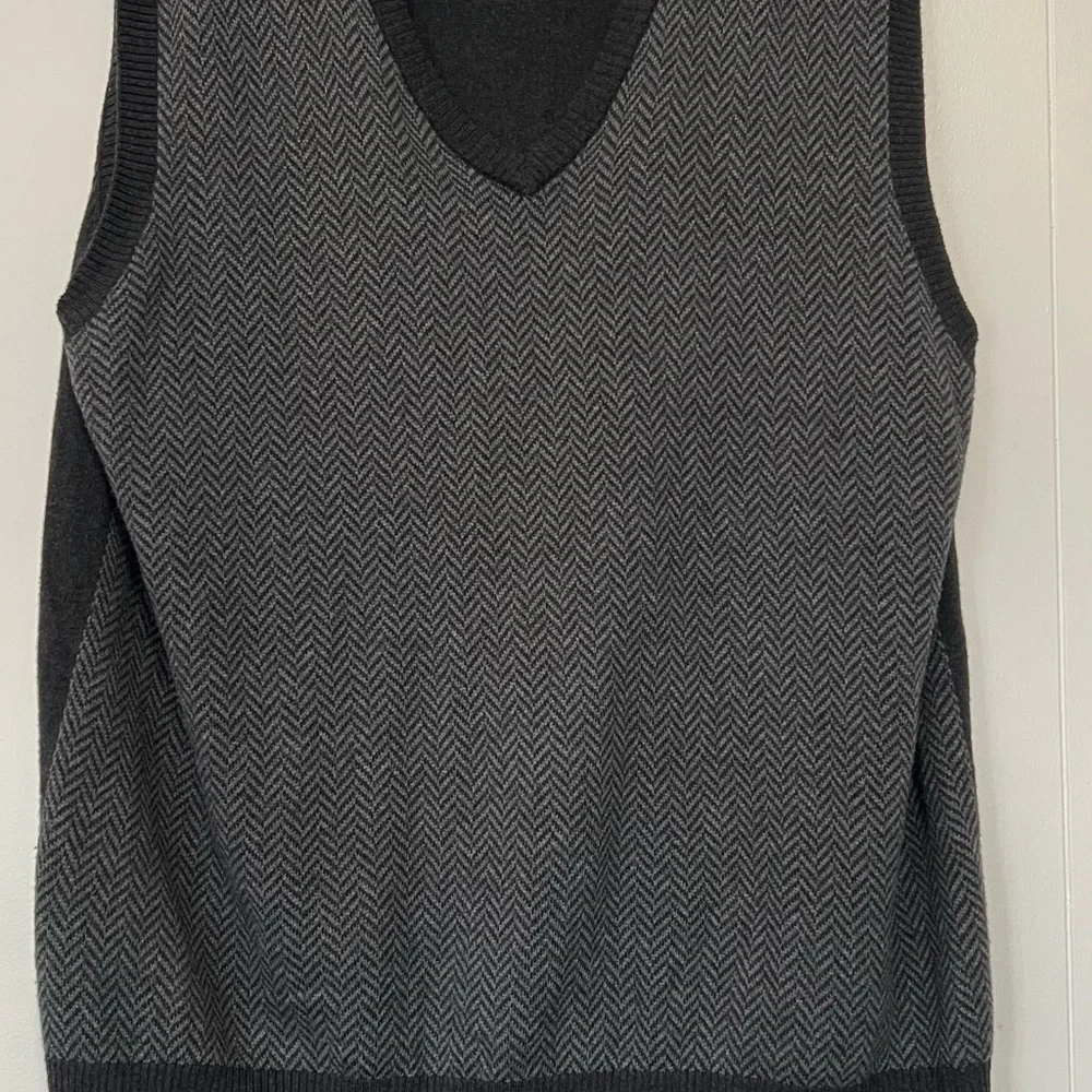Eddie Bauer Gray Men’s V-Neck Sleeveless Vest 1050